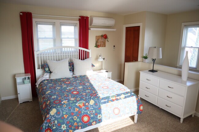 side closet - Unit B - 3147 Juniper St