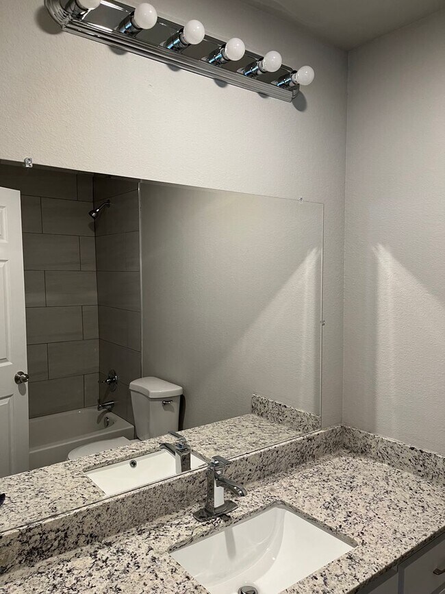 Foto del edificio - NEW CONSTRUCTION 3 bed 2 bath duplex