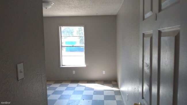 Building Photo - 3 br, 1 bath House - 602 East 2nd Street