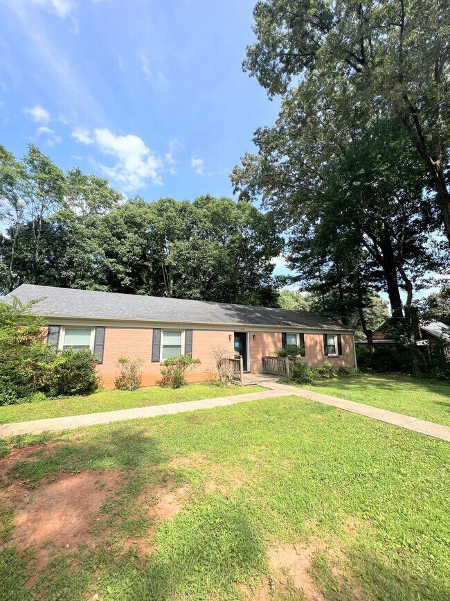 Foto del edificio - 1039 Oakmont Cir