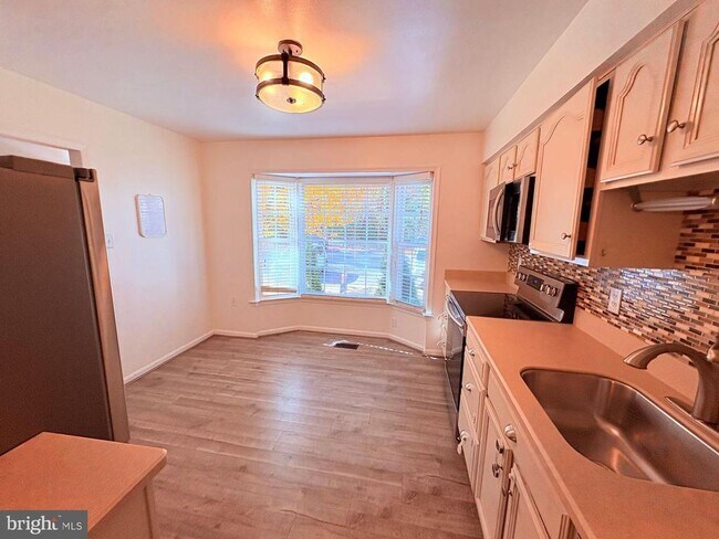 Foto del edificio - 12010 Glen Alden Rd