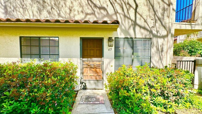Building Photo - Beautiful, End Unit Condo, in the Very Des...