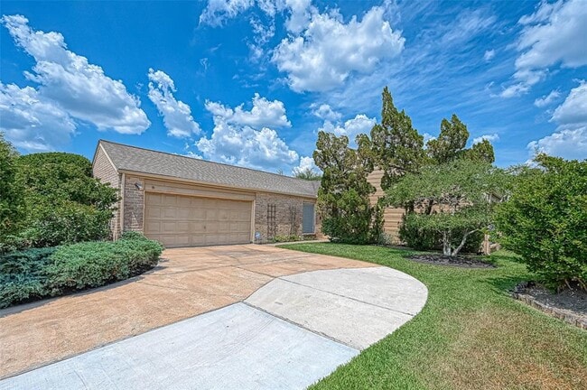 Building Photo - 2223 Kinbrook Dr
