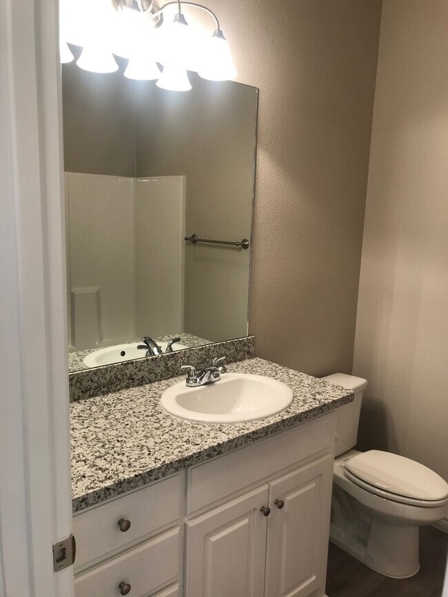 Building Photo - Beautiful Home! Available October 10th!