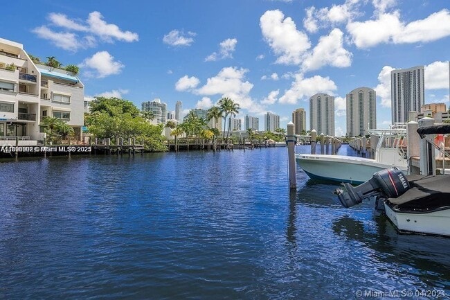Foto del edificio - 400 Kings Point Dr