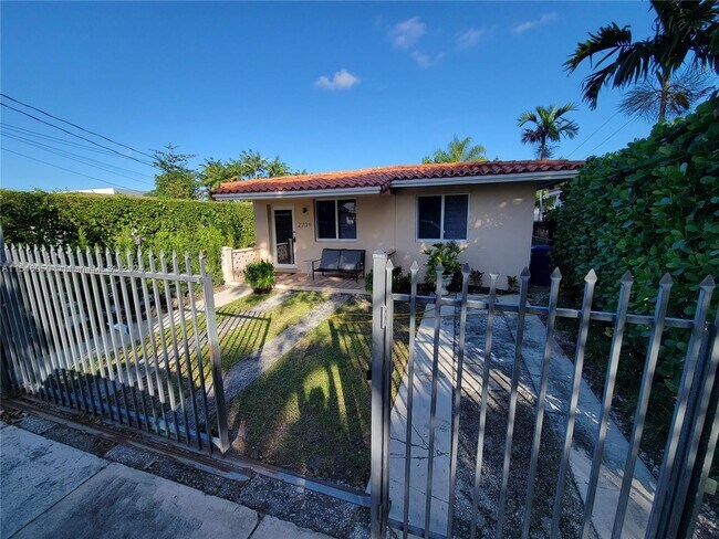 Building Photo - 2739 SW 34th Ave