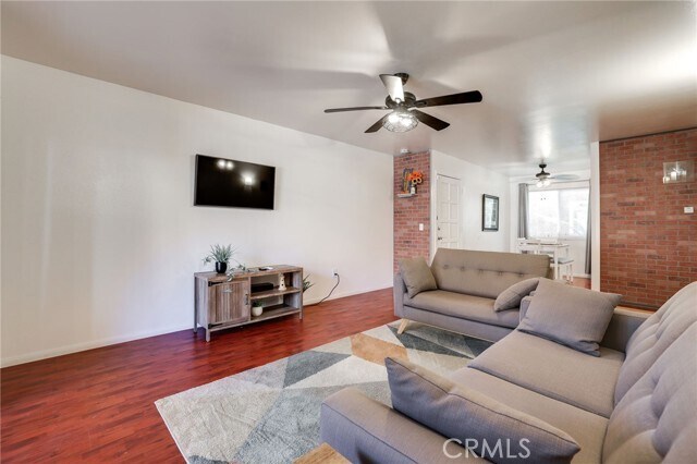 Foto del edificio - 6600 Warner Ave