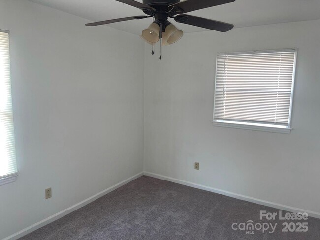 Foto del edificio - 8201 Hemby Wood Dr