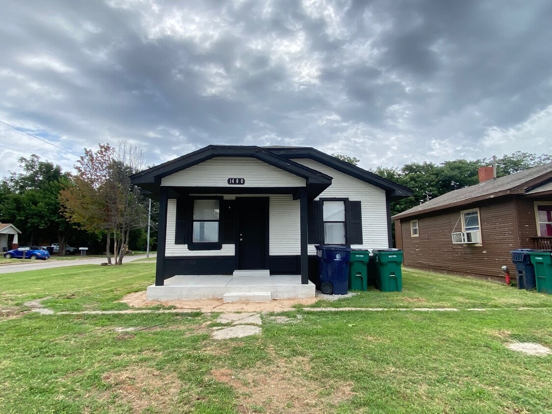 Primary Photo - 1400 S Youngs Blvd