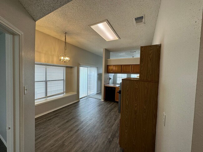 Foto del edificio - CUTE 3 BEDROOM 2 BATH IN NORTHSIDE ISD
