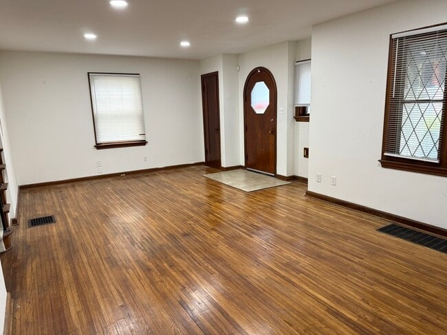 Building Photo - Charming 3 beds 1.5 baths in Columbus!