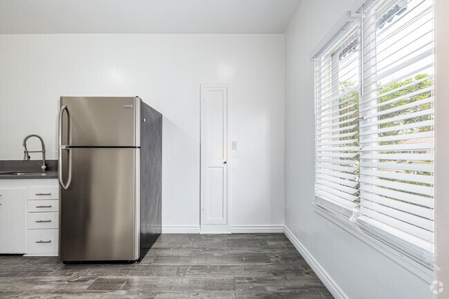 1BR, 1BA - 700SF - Dining Room - Chateau Lily - Chateau Lily LLC