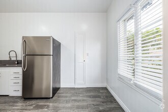 1BR, 1BA - 700SF - Dining Room - Chateau Lily - Chateau Lily LLC