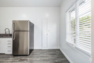 1BR, 1BA - 700SF - Dining Room - Chateau Lily - Chateau Lily LLC