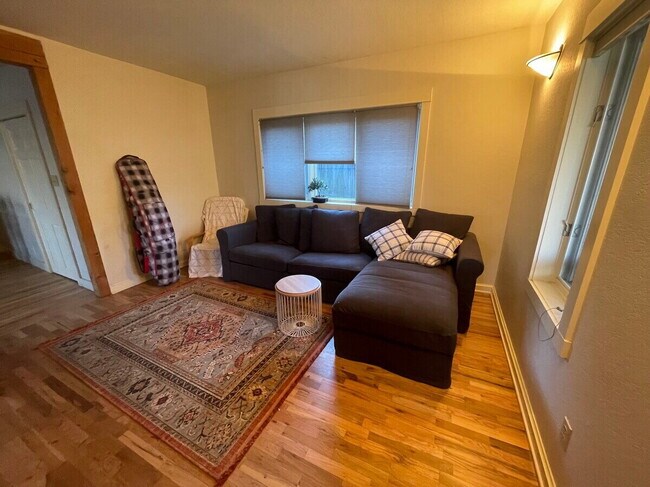 Foto del edificio - "House on The Hill, Updated and Renovated, Private Fenced Yard – 9th and University!"