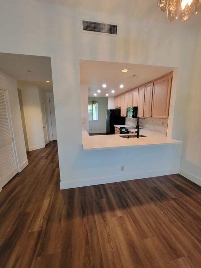 Building Photo - Spacious 2 Bed/2 Bath Condo in the Heart o...