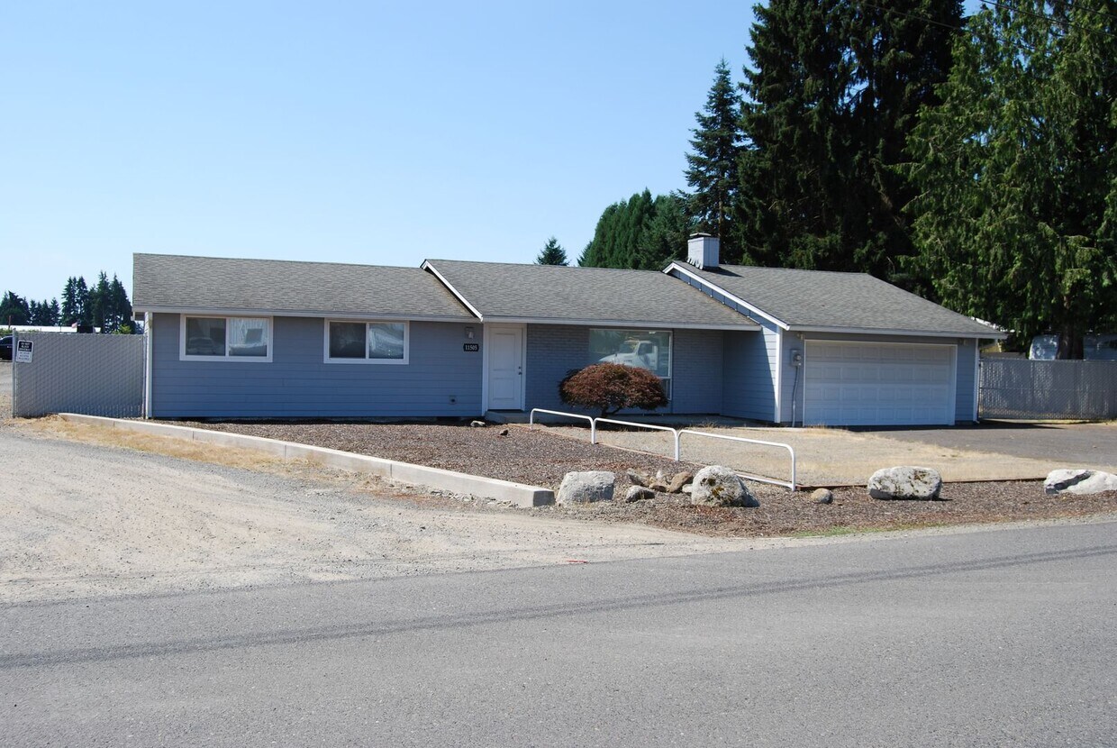 Foto del edificio - 3 Bed 2 Bath Home with Large Yard in Brush...