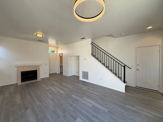 Foto del edificio - Beautiful 3B/2.5BA Home in Mira Mesa for R...