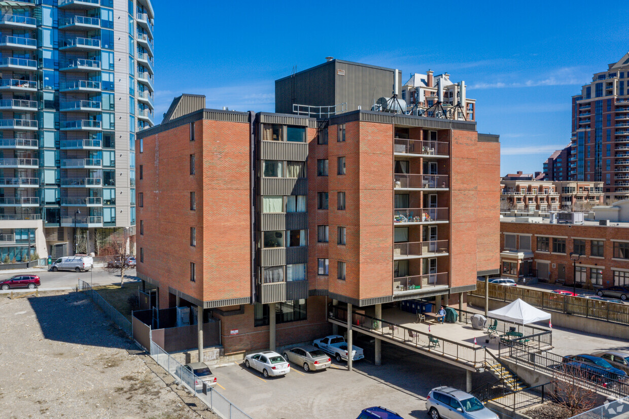 Photo du bâtiment - Bow Claire Apartments