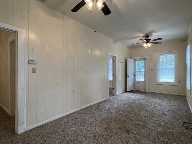Building Photo - "Charming 2-Bedroom!"