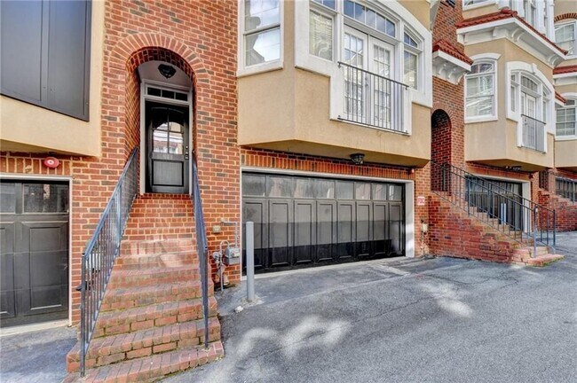 Building Photo - 813 Clifton Heights Ln NE
