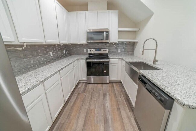 Foto del edificio - Beautiful 3-Bedroom Townhome in Sought-After Waterways Community