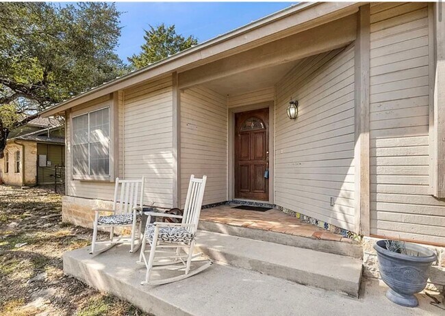 Building Photo - Canyon Lake Views
