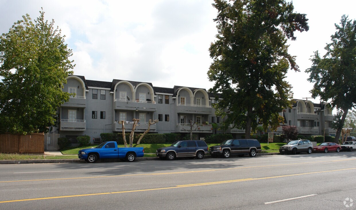 Building Photo - 6030 Woodman Ave