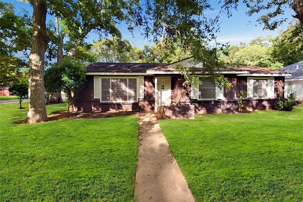 Primary Photo - 208 Southern Oaks Dr