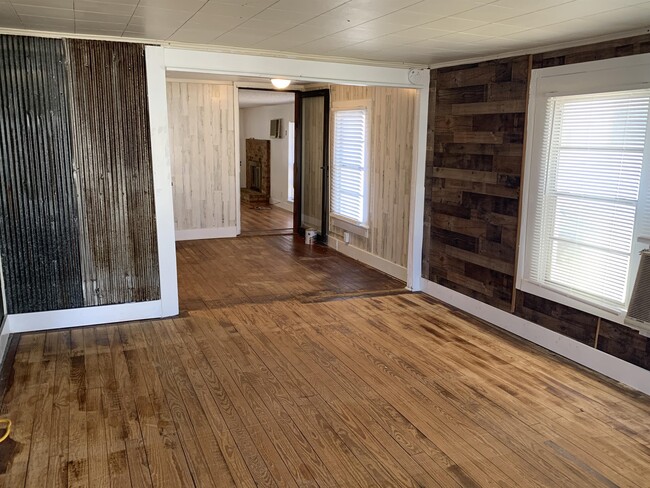 Building Photo - 208 3rd St NE