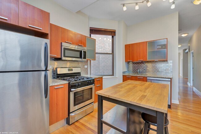 Building Photo - Spacious 2 Bed 2 Bath in the Lincoln park area