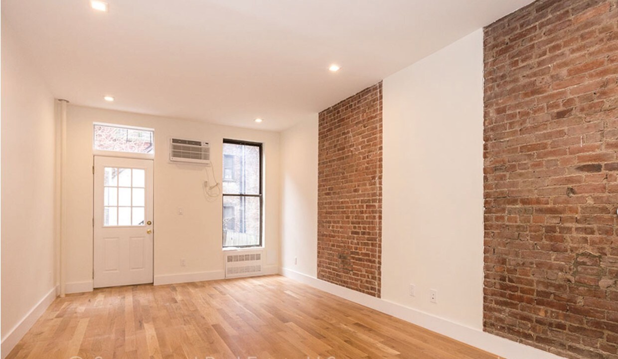 Foto principal - 236 E 83rd St