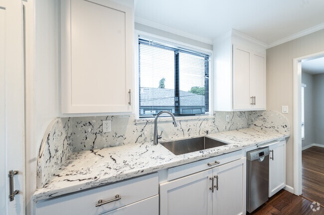 1BD, 1BA - 700SF - Kitchen - 1607 Santa Clara Ave