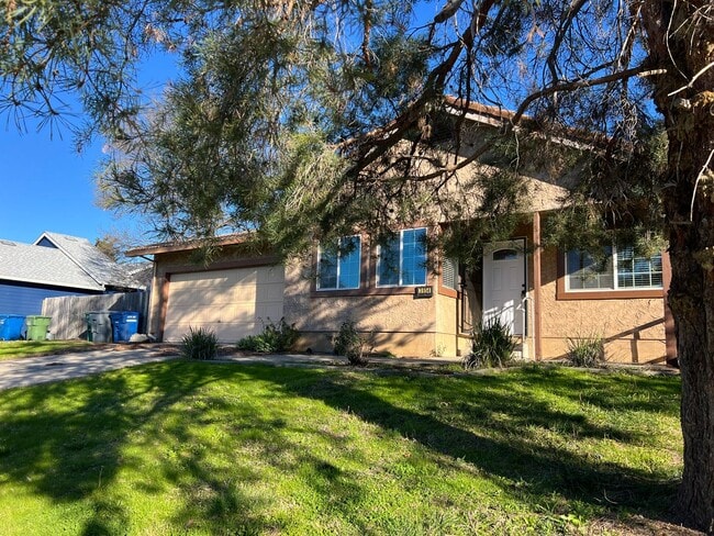 Building Photo - 3 bedroom, 2 bathroom home located in the desirable west side of Redding