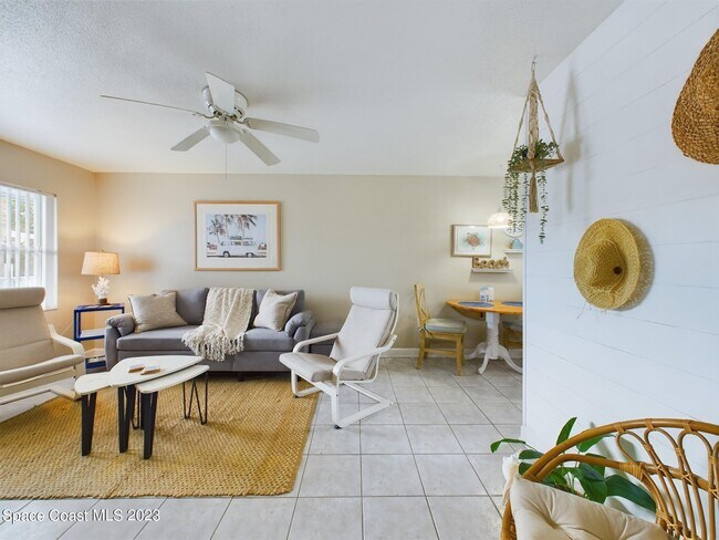 Foto del edificio - 7165 Ridgewood Ave