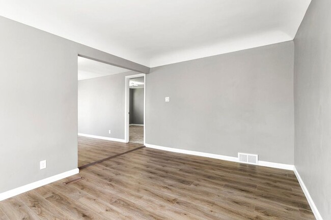 Building Photo - 3 Bedroom 1.5 Bath single Family