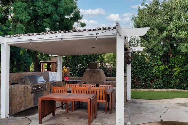 Foto del edificio - 8240 Sheffield Rd