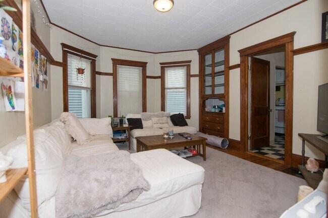 Building Photo - HOT BRIGHTON LISTING!!!!