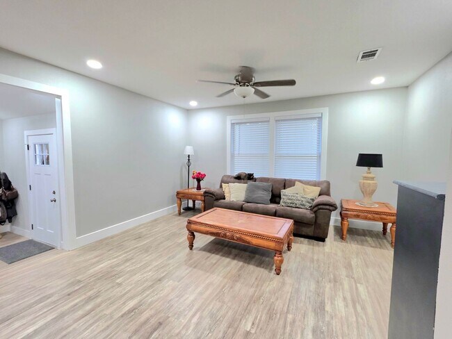 Building Photo - Updated 3BR/2BA Home in Aero Vista Near NAS Pensacola