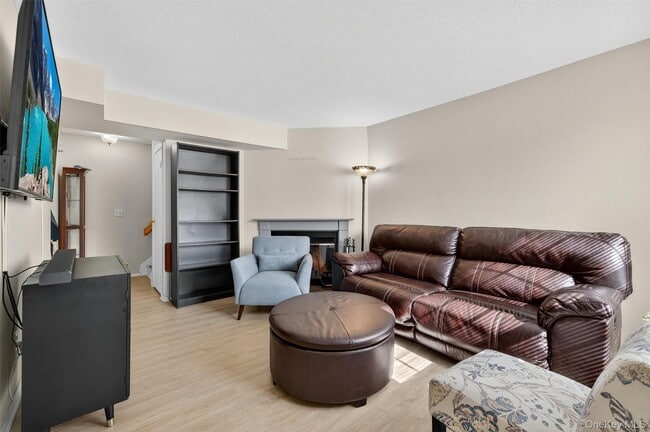 Building Photo - 2117 Whispering Hills Dr
