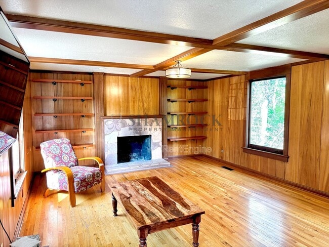 Foto del edificio - 2400 Lindsey Hollow Rd