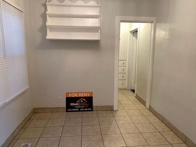 Building Photo - 3 bdrm 1 bath Home- Dog Friendly