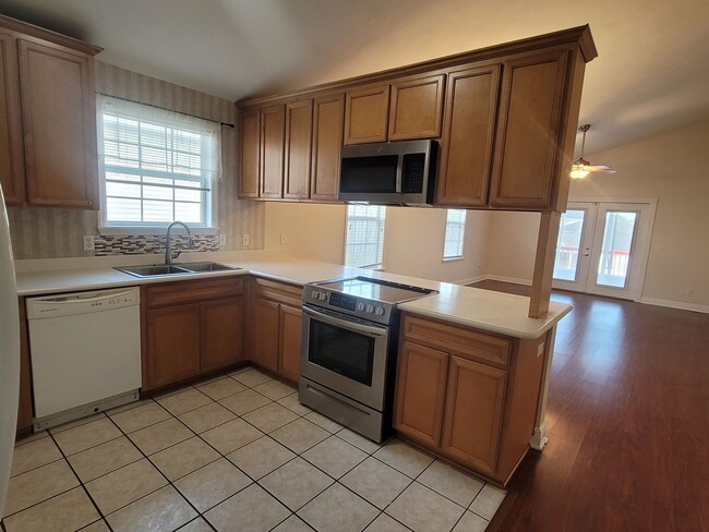 Foto del edificio - MODERN 3/2 w/ Garage, Spa Tub, Wood Floors...