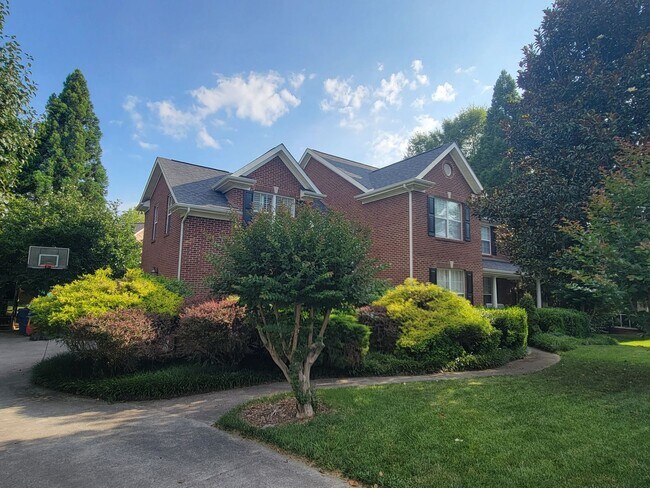 Foto del edificio - Knoxville 37922 - 4 bedroom, 2.5 bath home...