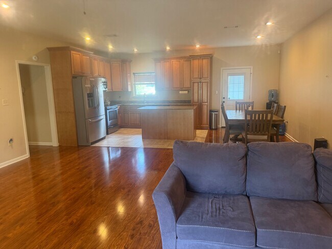 Foto del edificio - 1210 Willow Cir