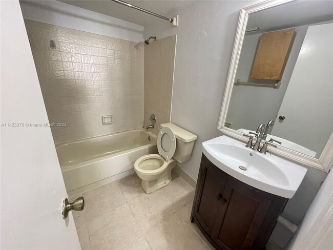 Building Photo - 812 Twin Lakes Dr