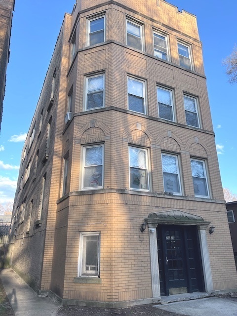 Foto principal - 7333 N Damen Ave