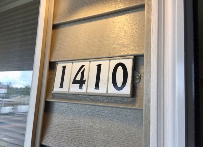 Foto del edificio - Montavilla 2 Bedroom Top Floor Unit- Great...