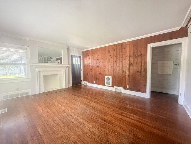 Building Photo - Spacious 4BR/2BA Two-Story Home with Basement, Hardwood Floors & Pet-Friendly Living
