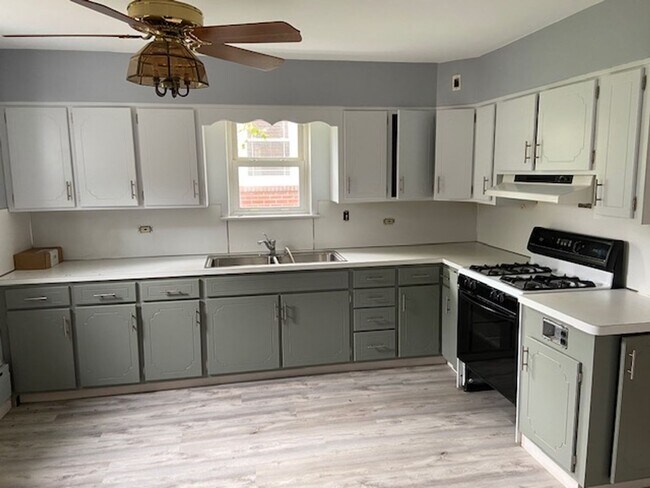 Foto del edificio - Single family house ~ 3 bedrooms, 1.5 bath...